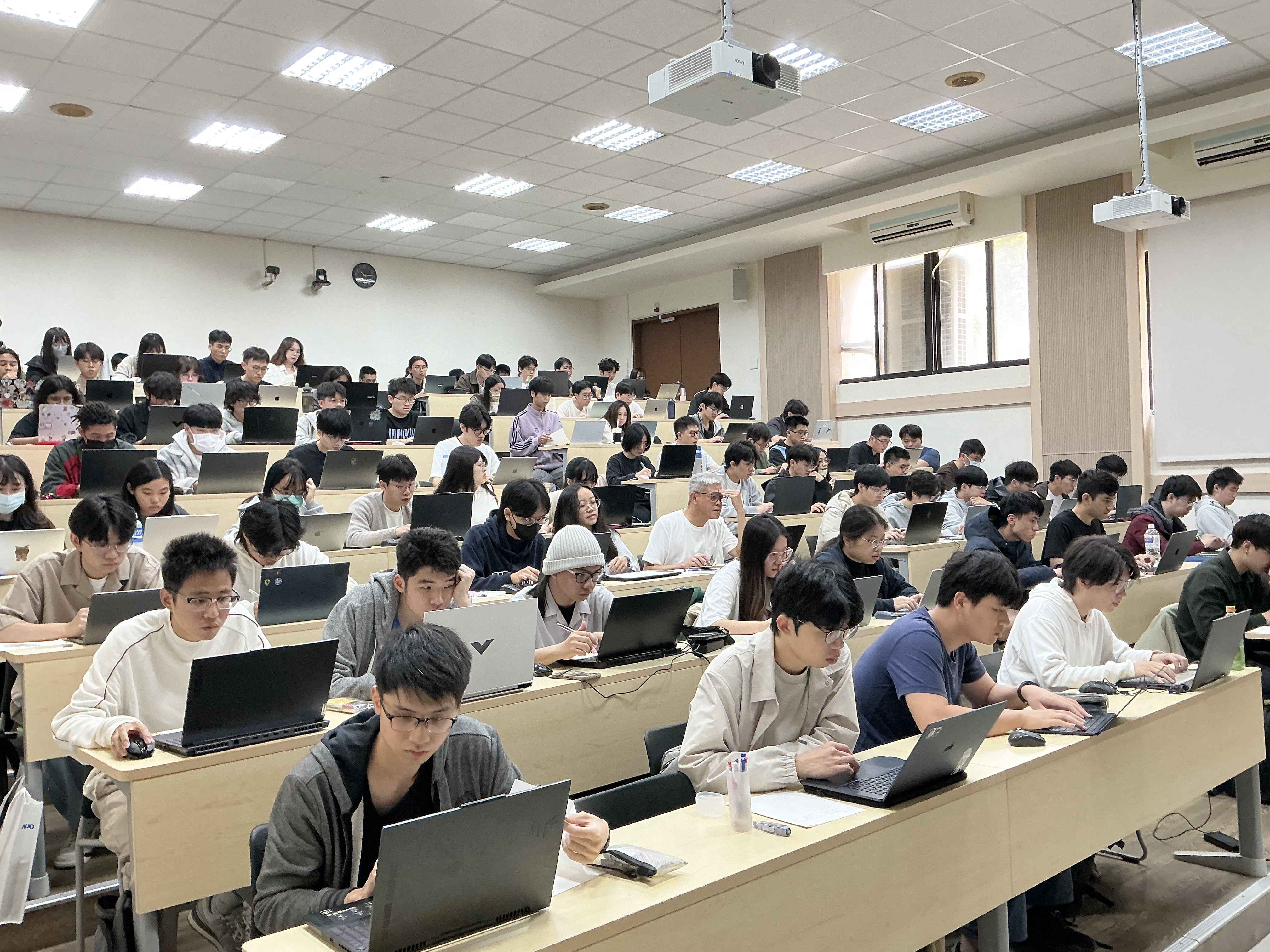 OS 作業系統課程 QJudge 混合題考試現場